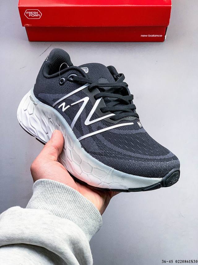 New Balance Fresh Foam X More V4 厚底针织 轻盈跑鞋 此款鞋采用近几年比较流行的版型设计，外观时尚大气，鞋底采用耐磨的材质，穿上