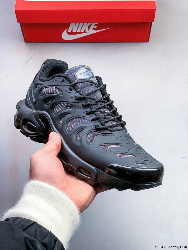 耐克Nike Air Max Plus Drift 缓震运动休闲鞋！鞋款将继续使用 Tuned Air 科技并保持基础的鞋型轮廓，不同的是在鞋面加入火焰般饰条的