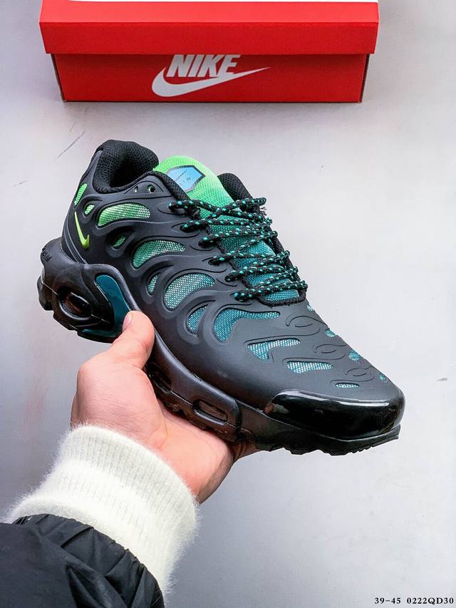 耐克Nike Air Max Plus Drift 缓震运动休闲鞋！鞋款将继续使用 Tuned Air 科技并保持基础的鞋型轮廓，不同的是在鞋面加入火焰般饰条的