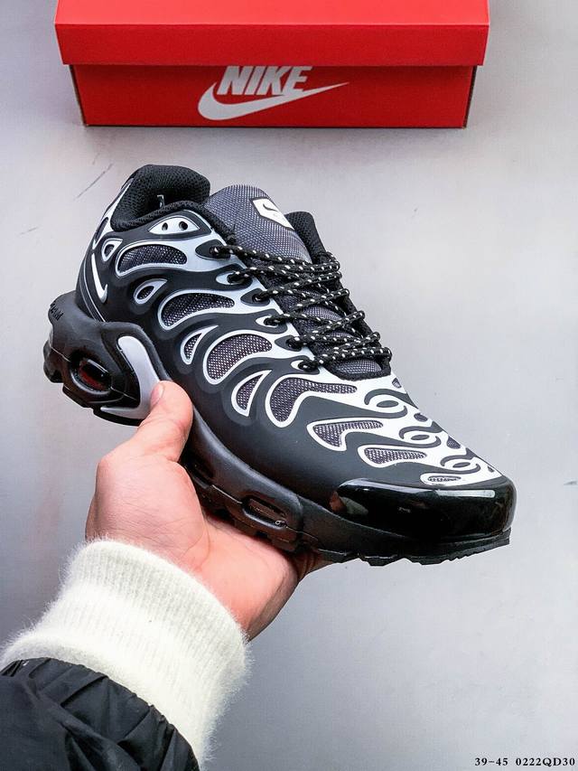 耐克Nike Air Max Plus Drift 缓震运动休闲鞋！鞋款将继续使用 Tuned Air 科技并保持基础的鞋型轮廓，不同的是在鞋面加入火焰般饰条的