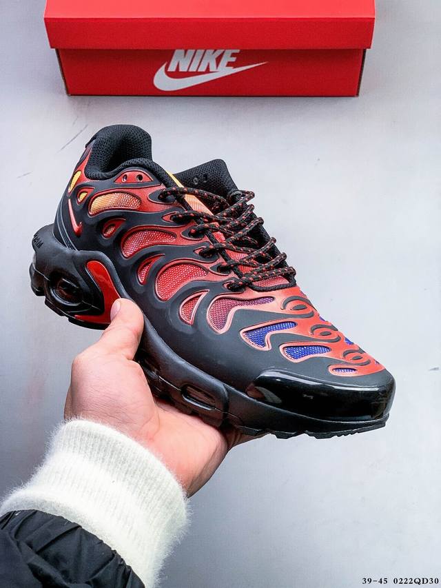 耐克Nike Air Max Plus Drift 缓震运动休闲鞋！鞋款将继续使用 Tuned Air 科技并保持基础的鞋型轮廓，不同的是在鞋面加入火焰般饰条的