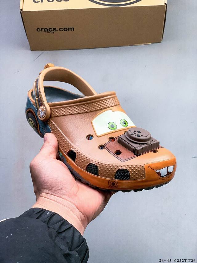 Disney Pixar X Crocs 新款休闲洞洞鞋 凭借舒适的洞洞鞋轮廓笼络一众拥趸的Crocs，近日与迪士尼旗下的皮克斯合作，双方携手以人气Ip汽车总动