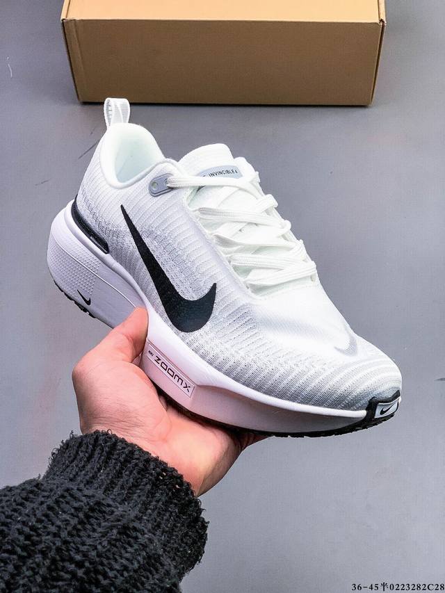 Nike Zoomx Invincible Run Fk 4 机能风格 跑步鞋搭载柔软泡绵，在运动中为你塑就缓震脚感。设计灵感源自日常跑步者，提供稳固支撑力和非