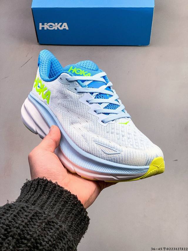 Hoka One One 克利夫顿9 轻量级缓震跑步鞋！鞋款延续克利夫顿的最佳品质，继续呈现极致柔软和超凡轻盈的完美组合。 全新的鞋面加大透气网孔，提升后跟部位