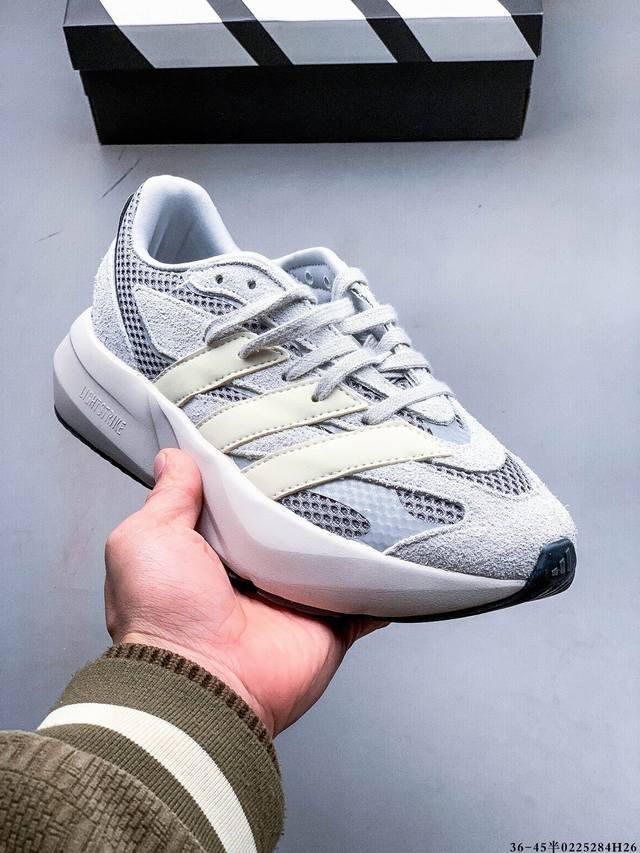 Adidas Lightblaze 舒适防滑 新款阿迪达斯低帮跑步鞋 极致轻盈的Lightweight Upper设计 带来近乎裸足的舒适体验 中底采用尖端科技