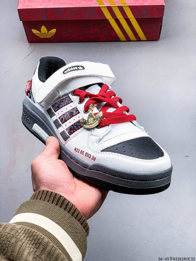 公司级！阿迪达斯 Adidas Originals Forum 84 Low Adv 低帮百搭潮流休闲运动板鞋。以复古篮球鞋的外形为基础，采用皮革拼接，简约百搭