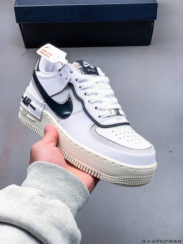 公司级头层！Nike 耐克 Air Force 1 Shadow 拼接马卡龙 侧身 Swoosh 采用叠加形的式呈现，同时跟后也将标志性 “Air” 字叠样加配