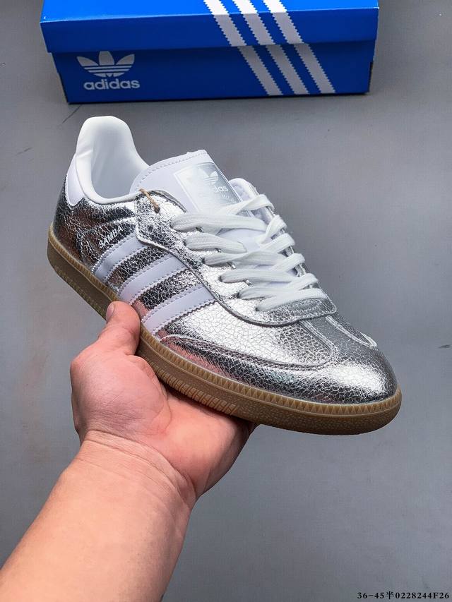 二层真标！Adidas Samba Og 经典鞋款 Adidas 近70年的经典Samba Og 修长的鞋楦,略微尖尖的鞋头,翻毛皮的鞋头拼接,这些我们都看得到