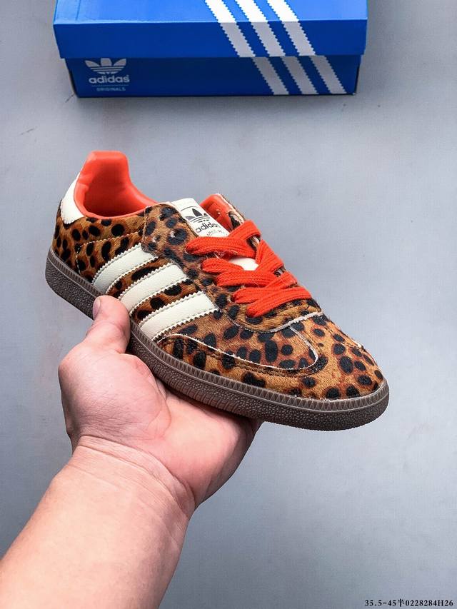 二层真标！Adidas Samba Og 经典鞋款 Adidas 近70年的经典Samba Og 修长的鞋楦,略微尖尖的鞋头,翻毛皮的鞋头拼接,这些我们都看得到