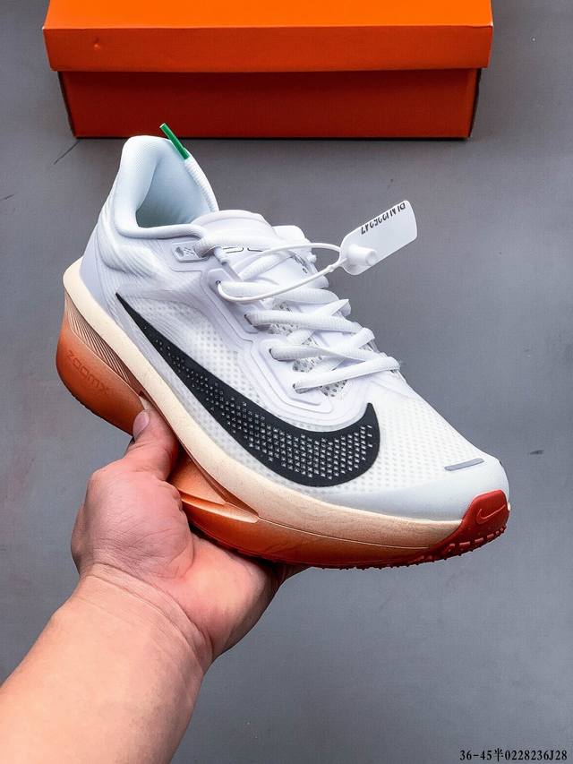 Nk Zoom Fly 6 竞速飞行6代系列低帮轻质缓震透气休闲运动跑步鞋Fn8454-001 Nk旗下主打竞速训练的Zoom Fly 6突然官宣，让不少跑步玩