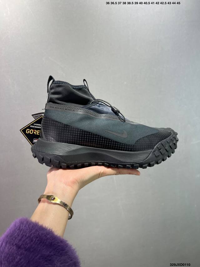 公司级Nike Acg Mountain Fly Gore-Tex 机能风格 复古登山潮流板鞋运动慢跑鞋。乱石嶙峋，雨水湿滑，户外状况频发，你的双脚需要有力保护