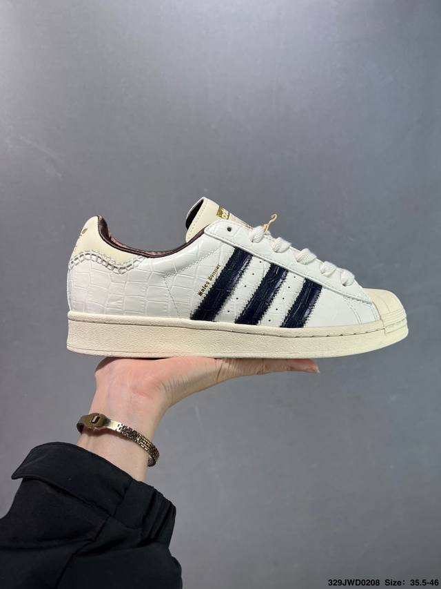 公司级联乘英国设计师品牌Wales Bonner X Adidas Superstar”Wonder White Collegiate Navy“经典贝壳头系列