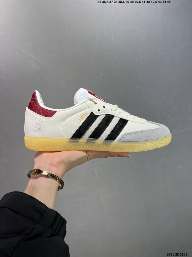 Adidas Original Samba Og Cny 白色 此款以简约大方的造型设计，给人以随性休闲的时尚格调，穿着舒适轻便，运动灵活自如，满足日常个性穿搭