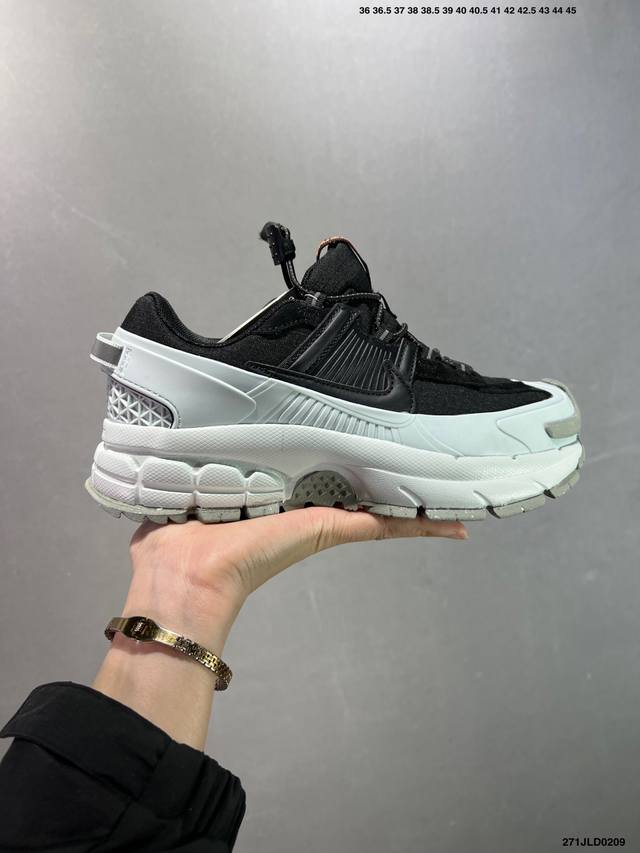 公司级耐克Nike Zoom Vomero Roam 马拉松复古跑五代休闲运动慢跑鞋 采用环保纤维革饰片组合网眼布鞋面材质 升级正确后跟Tpu加固 耐弯折热塑框 - 点击图像关闭