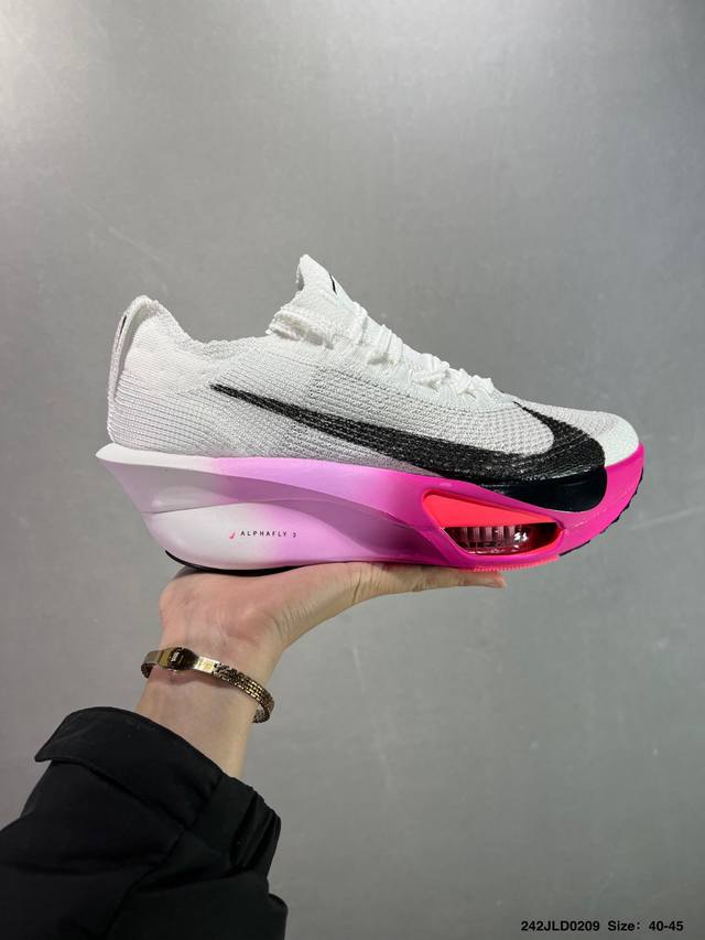 公司级新品发布 Nike Air Zoom Alphafly Next% 整体采用前作的设计语言，并且对后者的细节进行升级，马拉松和长距离路跑的性能极限设计而生