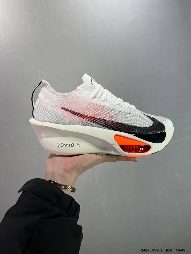 公司级新品发布 Nike Air Zoom Alphafly Next% 整体采用前作的设计语言，并且对后者的细节进行升级，马拉松和长距离路跑的性能极限设计而生