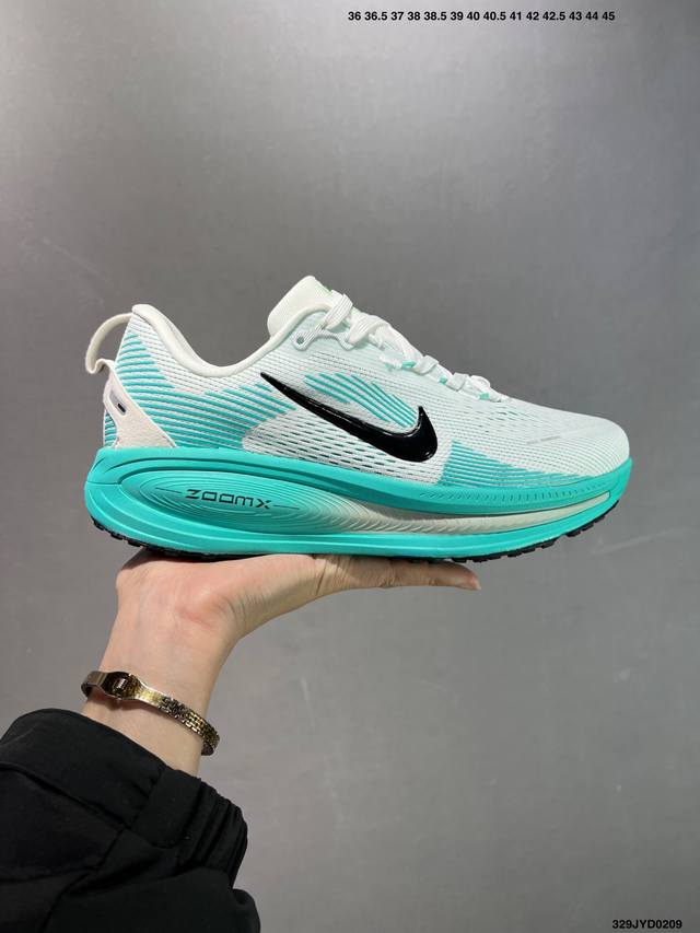 公司级Nike Vomero 18 耐克 舒适减震防滑 低帮跑步鞋 全掌Reactx泡绵中底 前掌和后跟还配备了Air Zoom气垫单元 据说跑起来更快更舒适哦