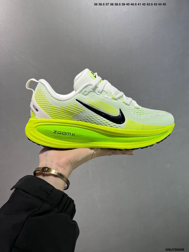 公司级Nike Vomero 18 耐克 舒适减震防滑 低帮跑步鞋 全掌Reactx泡绵中底 前掌和后跟还配备了Air Zoom气垫单元 据说跑起来更快更舒适哦