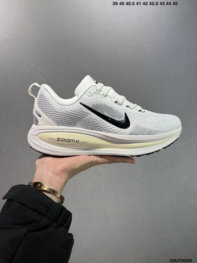 公司级Nike Vomero 18 耐克 舒适减震防滑 低帮跑步鞋 全掌Reactx泡绵中底 前掌和后跟还配备了Air Zoom气垫单元 据说跑起来更快更舒适哦