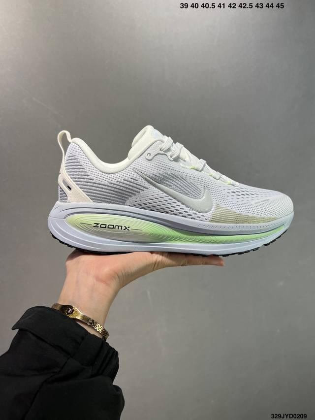 公司级Nike Vomero 18 耐克 舒适减震防滑 低帮跑步鞋 全掌Reactx泡绵中底 前掌和后跟还配备了Air Zoom气垫单元 据说跑起来更快更舒适哦 - 点击图像关闭