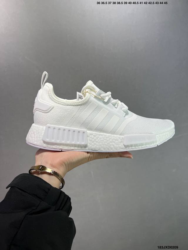 公司级Adidas Boost Nmd R1 系列 弹力针鞋织面 原高 装弹Boost颗大粒底 缓震能性卓越 体质盈轻且抗冲击 整 双鞋子的透气和性舒适完度美！