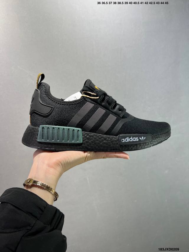 公司级Adidas Boost Nmd R1 系列 弹力针鞋织面 原高 装弹Boost颗大粒底 缓震能性卓越 体质盈轻且抗冲击 整 双鞋子的透气和性舒适完度美！