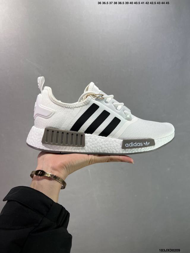 公司级Adidas Boost Nmd R1 系列 弹力针鞋织面 原高 装弹Boost颗大粒底 缓震能性卓越 体质盈轻且抗冲击 整 双鞋子的透气和性舒适完度美！