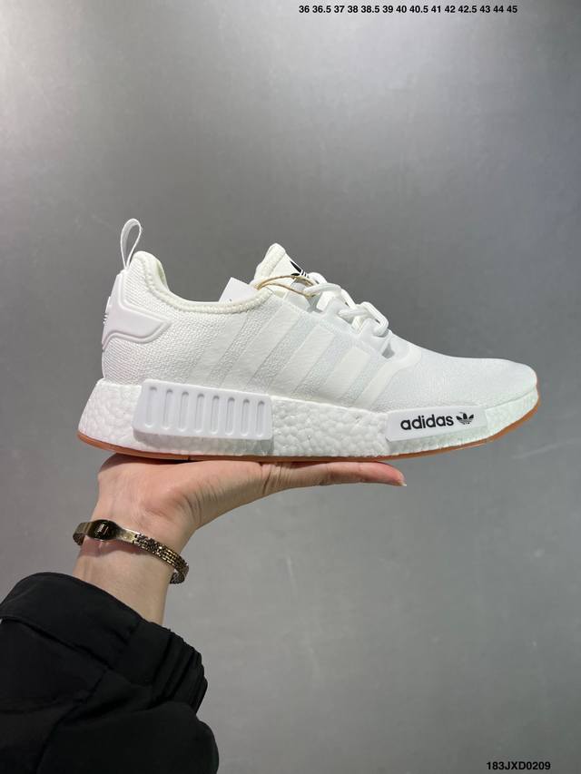 公司级Adidas Boost Nmd R1 系列 弹力针鞋织面 原高 装弹Boost颗大粒底 缓震能性卓越 体质盈轻且抗冲击 整 双鞋子的透气和性舒适完度美！