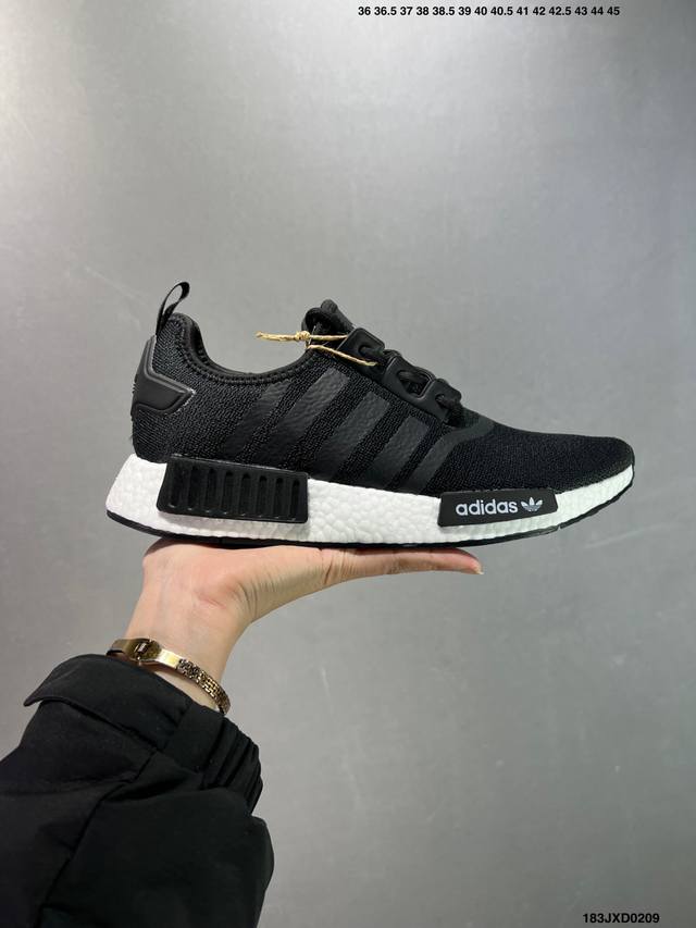 公司级Adidas Boost Nmd R1 系列 弹力针鞋织面 原高 装弹Boost颗大粒底 缓震能性卓越 体质盈轻且抗冲击 整 双鞋子的透气和性舒适完度美！