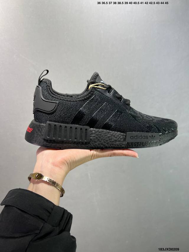 公司级Adidas Boost Nmd R1 系列 弹力针鞋织面 原高 装弹Boost颗大粒底 缓震能性卓越 体质盈轻且抗冲击 整 双鞋子的透气和性舒适完度美！