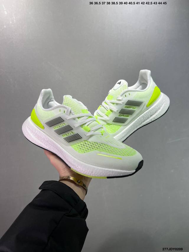 阿迪达斯Adidas Pureboost 21爆米花缓震中底跑步鞋。鞋面以织编材质为基底，后及跟脚趾处融全入新设计，通过格网印刷支将撑材料于附鞋面上，既保证支了