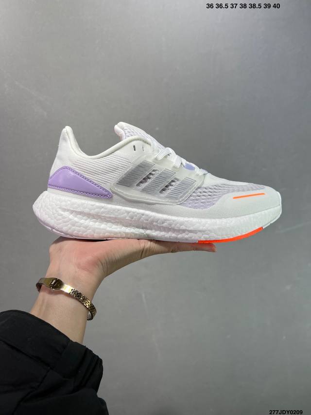 阿迪达斯Adidas Pureboost 21爆米花缓震中底跑步鞋。鞋面以织编材质为基底，后及跟脚趾处融全入新设计，通过格网印刷支将撑材料于附鞋面上，既保证支了 - 点击图像关闭