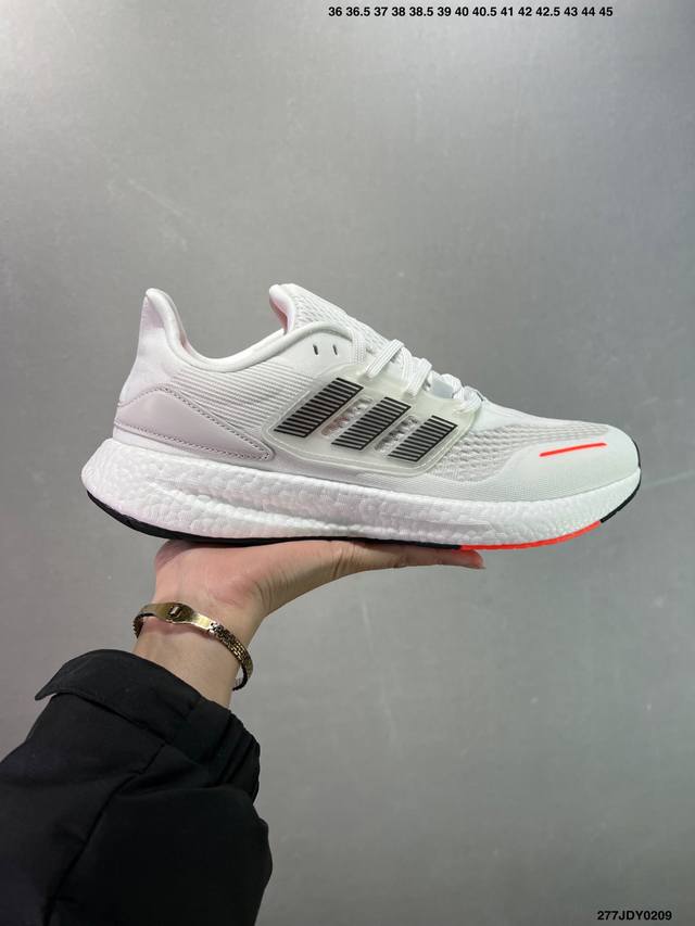 阿迪达斯Adidas Pureboost 21爆米花缓震中底跑步鞋。鞋面以织编材质为基底，后及跟脚趾处融全入新设计，通过格网印刷支将撑材料于附鞋面上，既保证支了