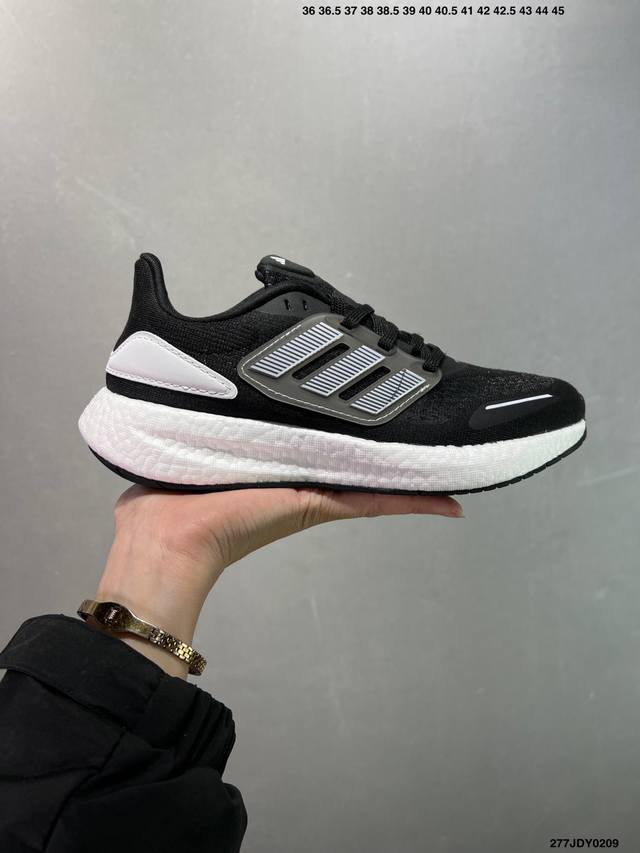 阿迪达斯Adidas Pureboost 21爆米花缓震中底跑步鞋。鞋面以织编材质为基底，后及跟脚趾处融全入新设计，通过格网印刷支将撑材料于附鞋面上，既保证支了