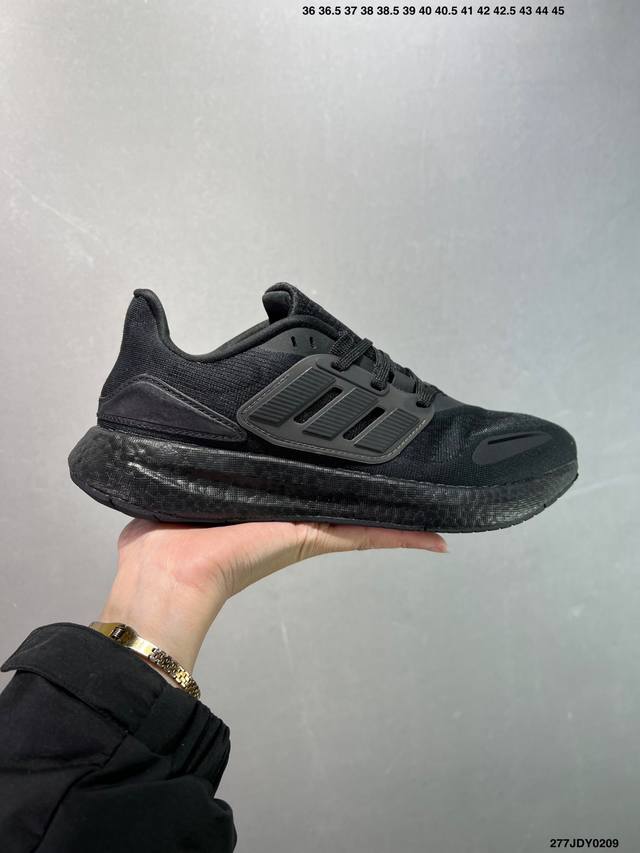 阿迪达斯Adidas Pureboost 21爆米花缓震中底跑步鞋。鞋面以织编材质为基底，后及跟脚趾处融全入新设计，通过格网印刷支将撑材料于附鞋面上，既保证支了