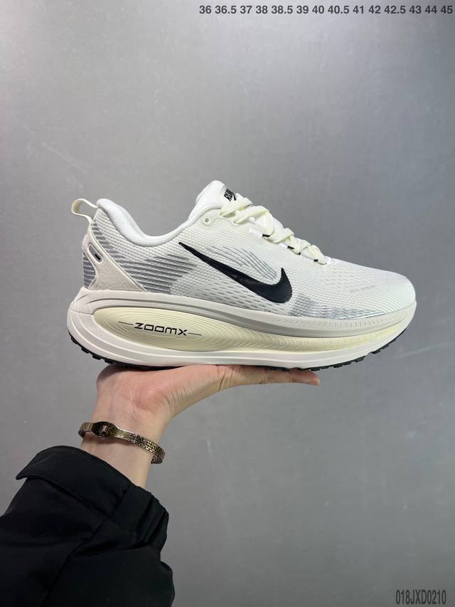 公司级Nike Vomero 18 耐克 舒适减震防滑 低帮跑步鞋 全掌Reactx泡绵中底 前掌和后跟还配备了Air Zoom气垫单元 据说跑起来更快更舒适哦