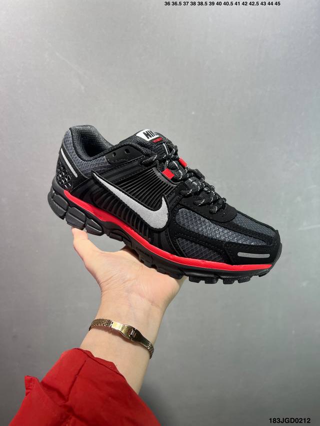 真标耐克Nike Zoom Vomero 5 马拉松复古跑五代休闲运动慢跑鞋 采用环保纤维革饰片组合网眼布鞋面材质 升级正确后跟Tpu加固 耐弯折热塑框架支撑鞋