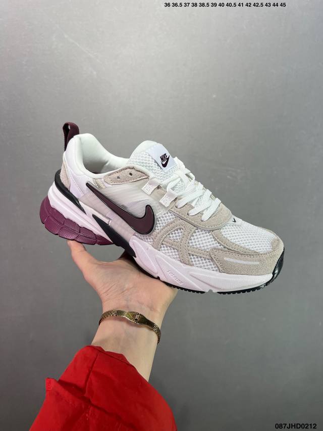 公司级Nike V2K Runtekk 减震防滑复古低帮跑步鞋 材质上使用大面积网眼 皮革 Tpu 组成 支撑和透气性肯定不错 中底处由 Cushlon 泡绵打