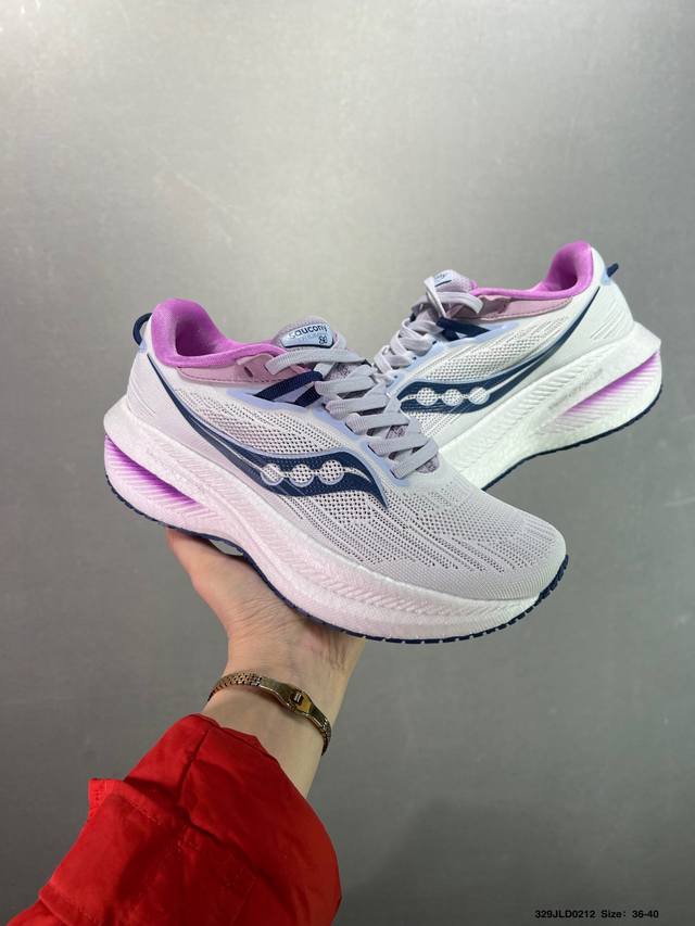 公司级 Saucony Triumph 索康尼胜利旗舰级缓震型跑鞋 性能相比前几代再升级：鞋面采用全新升级的工学网设计 贴合脚部更透气 中底部分使用最新的Pwr - 点击图像关闭