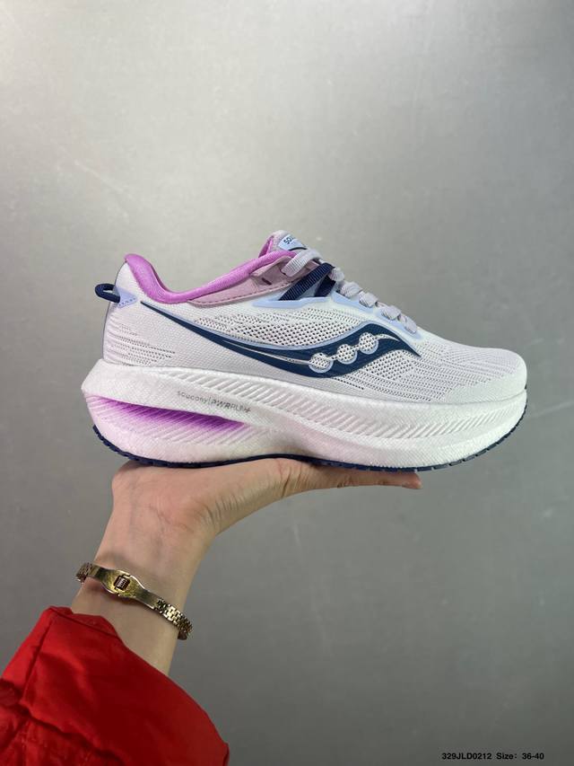 公司级 Saucony Triumph 索康尼胜利旗舰级缓震型跑鞋 性能相比前几代再升级：鞋面采用全新升级的工学网设计 贴合脚部更透气 中底部分使用最新的Pwr