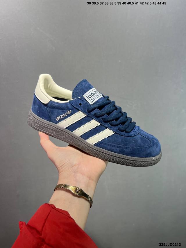 Adidas Originals Handball Special 褐色 此款鞋延续了橡胶外底和经典款式的传统。优质绒面革鞋面和标志性的3条纹采用明亮的对比色， - 点击图像关闭