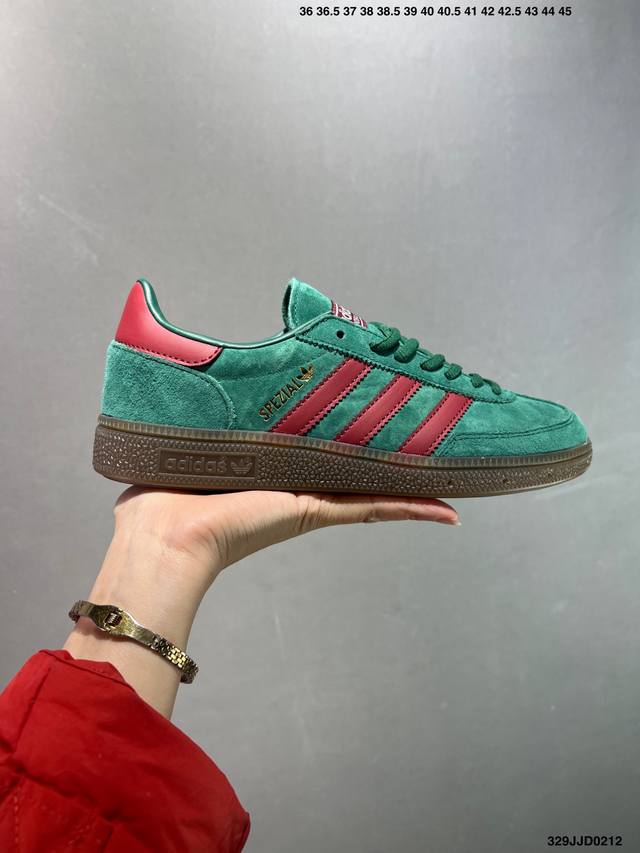 Adidas Originals Handball Special 褐色 此款鞋延续了橡胶外底和经典款式的传统。优质绒面革鞋面和标志性的3条纹采用明亮的对比色，