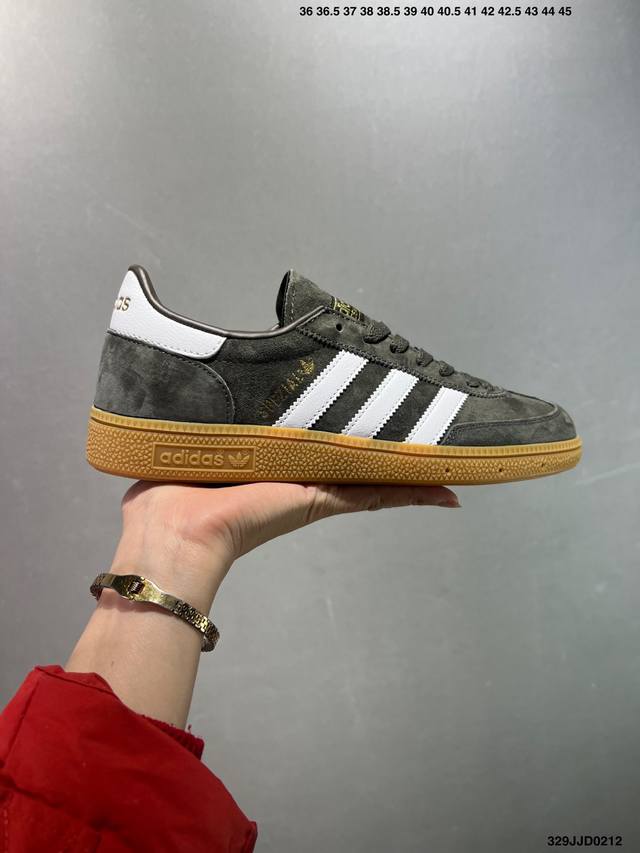 Adidas Originals Handball Special 褐色 此款鞋延续了橡胶外底和经典款式的传统。优质绒面革鞋面和标志性的3条纹采用明亮的对比色，