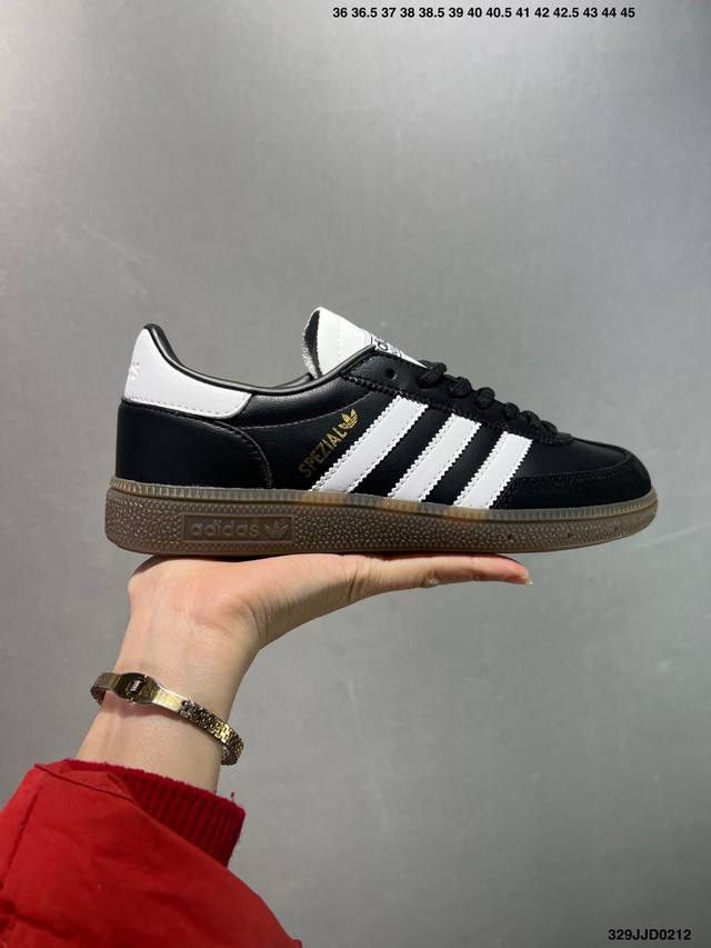 Adidas Originals Handball Special 褐色 此款鞋延续了橡胶外底和经典款式的传统。优质绒面革鞋面和标志性的3条纹采用明亮的对比色，