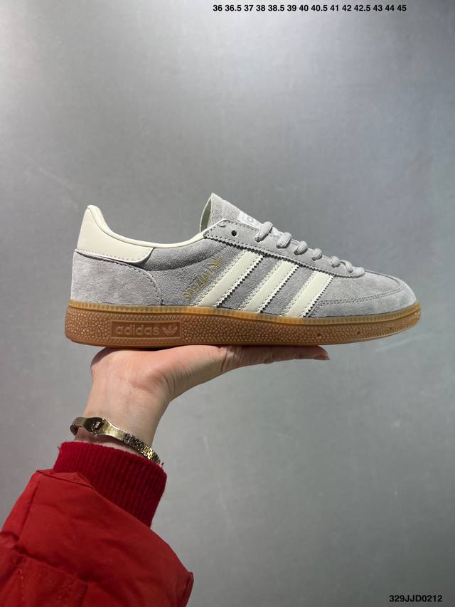 Adidas Originals Handball Special 褐色 此款鞋延续了橡胶外底和经典款式的传统。优质绒面革鞋面和标志性的3条纹采用明亮的对比色，