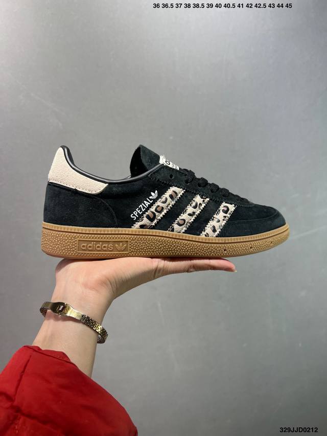 Adidas Originals Handball Special 褐色 此款鞋延续了橡胶外底和经典款式的传统。优质绒面革鞋面和标志性的3条纹采用明亮的对比色，