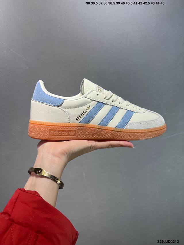 Adidas Originals Handball Special 褐色 此款鞋延续了橡胶外底和经典款式的传统。优质绒面革鞋面和标志性的3条纹采用明亮的对比色，