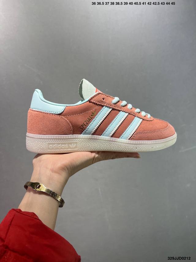 Adidas Originals Handball Special 褐色 此款鞋延续了橡胶外底和经典款式的传统。优质绒面革鞋面和标志性的3条纹采用明亮的对比色，