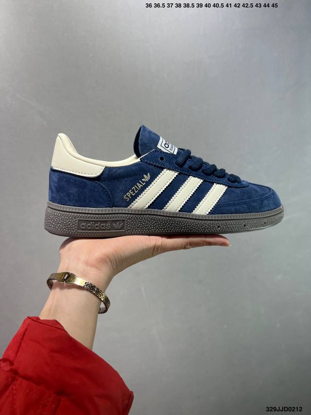 Adidas Originals Handball Special 褐色 此款鞋延续了橡胶外底和经典款式的传统。优质绒面革鞋面和标志性的3条纹采用明亮的对比色，