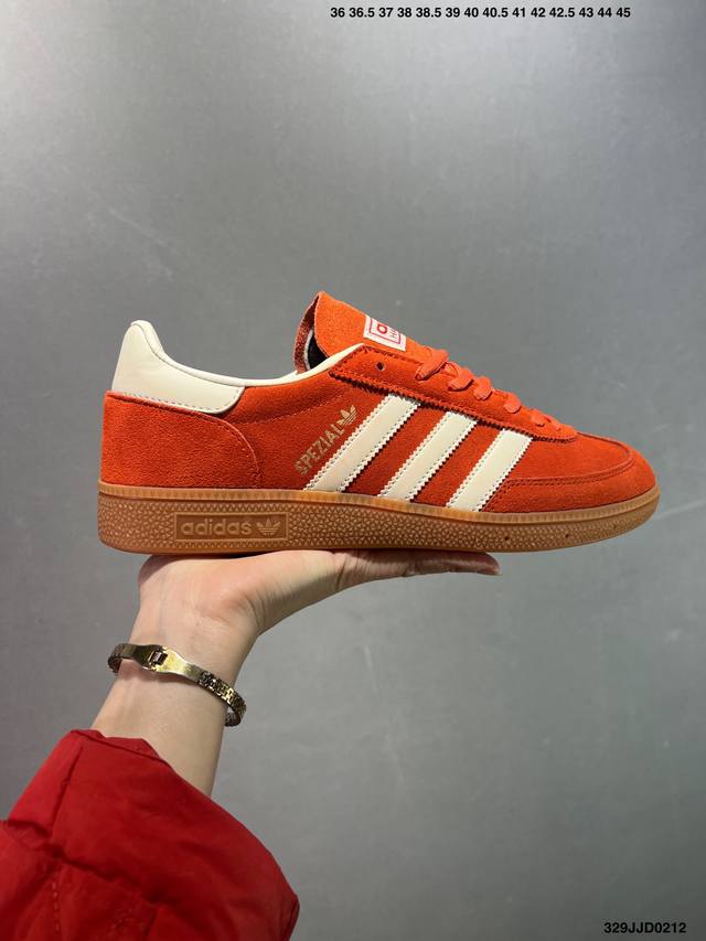 Adidas Originals Handball Special 褐色 此款鞋延续了橡胶外底和经典款式的传统。优质绒面革鞋面和标志性的3条纹采用明亮的对比色， - 点击图像关闭